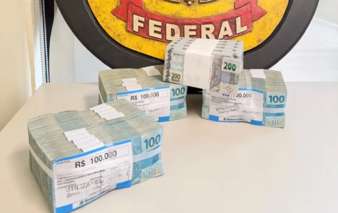 PF apreende R$ 500 mil Imagem mostra os R$ 500 mil em espécie apreendidos pela Polícia Federal com um candidato às Eleições 2026 em Florianópolis.