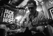 Praia do Rosa Blues Festival estreia em setembro Músico toca guitarra durante apresentação de blues, imagem que ilustra o Praia do Rosa Blues Festival.