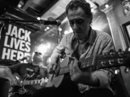 Praia do Rosa Blues Festival estreia em setembro Músico toca guitarra durante apresentação de blues, imagem que ilustra o Praia do Rosa Blues Festival.