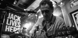 Músico toca guitarra durante apresentação de blues, imagem que ilustra o Praia do Rosa Blues Festival.