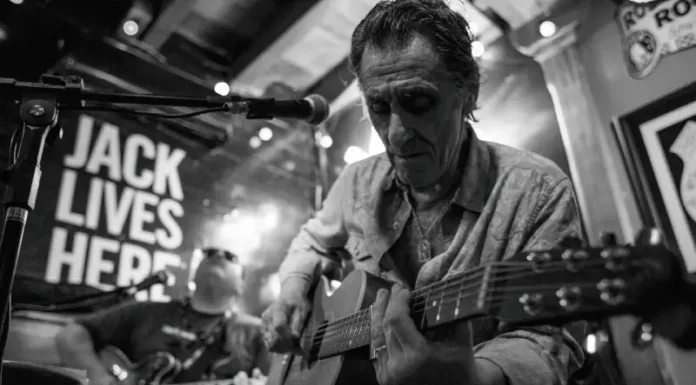 Praia do Rosa Blues Festival estreia em setembro Músico toca guitarra durante apresentação de blues, imagem que ilustra o Praia do Rosa Blues Festival.