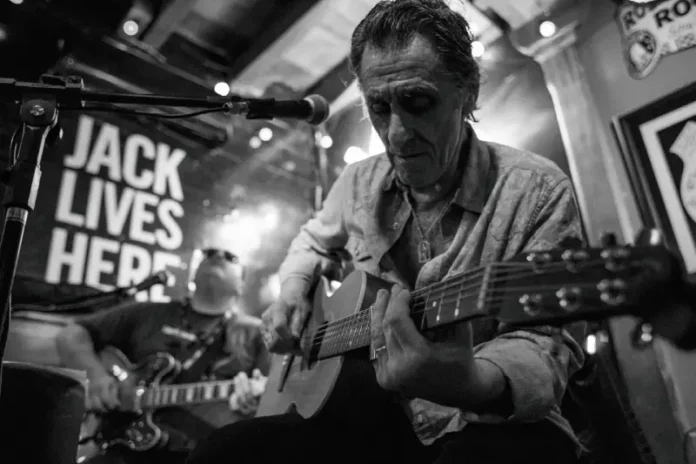 Praia do Rosa Blues Festival Músico toca guitarra durante apresentação de blues, imagem que ilustra o Praia do Rosa Blues Festival.