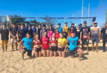 Projeto de vôlei de praia de São José revela talentos e ganha destaque nacional Jovens atletas e treinadores do projeto de vôlei de praia de São José posam em quadra de areia, representando a formação esportiva e o desenvolvimento de novos talentos no município.