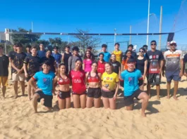 Projeto de vôlei de praia de São José revela talentos e ganha destaque nacional Jovens atletas e treinadores do projeto de vôlei de praia de São José posam em quadra de areia, representando a formação esportiva e o desenvolvimento de novos talentos no município.