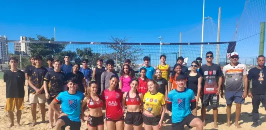 Projeto de vôlei de praia de São José revela talentos e ganha destaque nacional Jovens atletas e treinadores do projeto de vôlei de praia de São José posam em quadra de areia, representando a formação esportiva e o desenvolvimento de novos talentos no município.
