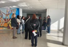 Servidores de São José participam de ato na Prefeitura para cobrar providências sobre falhas no plano de saúde da categoria.