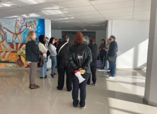 Servidores de São José participam de ato na Prefeitura para cobrar providências sobre falhas no plano de saúde da categoria.