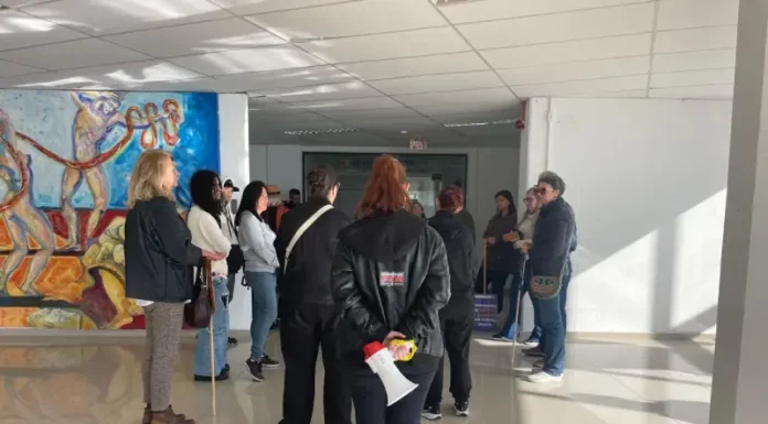 Servidores de São José participam de ato na Prefeitura para cobrar providências sobre falhas no plano de saúde da categoria.
