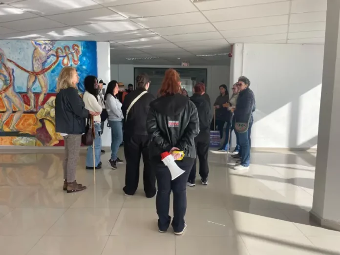 Servidores de São José ato plano de saúde Servidores de São José participam de ato na Prefeitura para cobrar providências sobre falhas no plano de saúde da categoria.