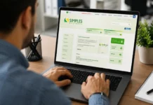 Simples Nacional: empresas têm até 30 de setembro para optar pelo regime em 2027 Pessoa trabalhando em computador com acesso ao Portal do Simples Nacional, ilustrando os novos prazos de opção para 2027.
