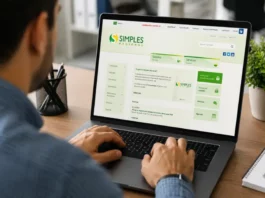Pessoa trabalhando em computador com acesso ao Portal do Simples Nacional, ilustrando os novos prazos de opção para 2027.