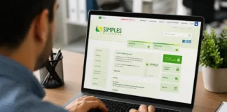 Pessoa trabalhando em computador com acesso ao Portal do Simples Nacional, ilustrando os novos prazos de opção para 2027.