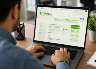 Pessoa trabalhando em computador com acesso ao Portal do Simples Nacional, ilustrando os novos prazos de opção para 2027.