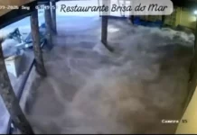 Tsunami meteorológico atinge Litoral Sul de Santa Catarina Imagem de câmera de segurança mostra avanço repentino da água do mar sobre restaurante durante tsunami meteorológico no Litoral Sul de Santa Catarina.