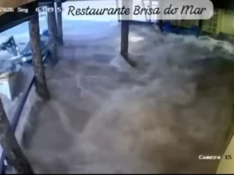 Imagem de câmera de segurança mostra avanço repentino da água do mar sobre restaurante durante tsunami meteorológico no Litoral Sul de Santa Catarina.