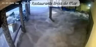 Imagem de câmera de segurança mostra avanço repentino da água do mar sobre restaurante durante tsunami meteorológico no Litoral Sul de Santa Catarina.