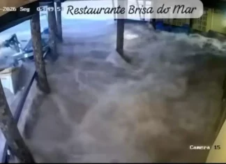 Imagem de câmera de segurança mostra avanço repentino da água do mar sobre restaurante durante tsunami meteorológico no Litoral Sul de Santa Catarina.