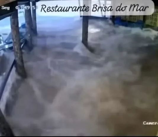 Tsunami meteorológico atinge Litoral Sul de Santa Catarina Imagem de câmera de segurança mostra avanço repentino da água do mar sobre restaurante durante tsunami meteorológico no Litoral Sul de Santa Catarina.