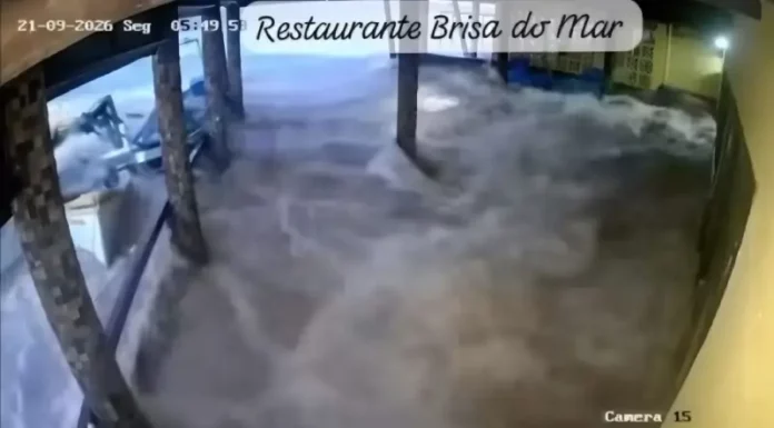 Imagem de câmera de segurança mostra avanço repentino da água do mar sobre restaurante durante tsunami meteorológico no Litoral Sul de Santa Catarina.