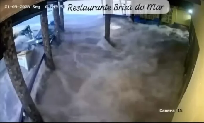 Tsunami meteorológico Imagem de câmera de segurança mostra avanço repentino da água do mar sobre restaurante durante tsunami meteorológico no Litoral Sul de Santa Catarina.