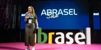 Juliana Débastiani, presidente da Abrasel SC, durante edição do Abrasel Summit em Florianópolis.