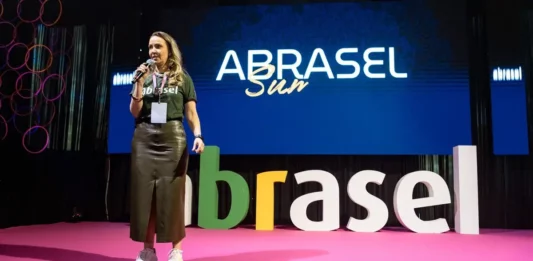 Florianópolis recebe 4ª edição do Abrasel Summit em outubro Juliana Débastiani, presidente da Abrasel SC, durante edição do Abrasel Summit em Florianópolis.