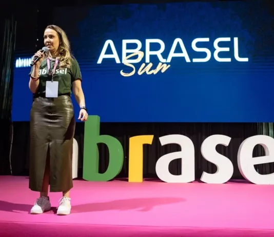 Florianópolis recebe 4ª edição do Abrasel Summit em outubro Juliana Débastiani, presidente da Abrasel SC, durante edição do Abrasel Summit em Florianópolis.