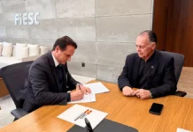 Estado e Fiesc ampliam estudos sobre transição energética em SC Secretário Guilherme Dallacosta assina acordo com o presidente da Fiesc, Gilberto Seleme, sobre transição energética em Santa Catarina