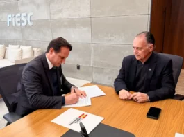 Secretário Guilherme Dallacosta assina acordo com o presidente da Fiesc, Gilberto Seleme, sobre transição energética em Santa Catarina