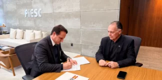 Secretário Guilherme Dallacosta assina acordo com o presidente da Fiesc, Gilberto Seleme, sobre transição energética em Santa Catarina