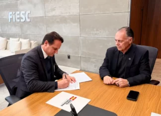 Estado e Fiesc ampliam estudos sobre transição energética em SC Secretário Guilherme Dallacosta assina acordo com o presidente da Fiesc, Gilberto Seleme, sobre transição energética em Santa Catarina