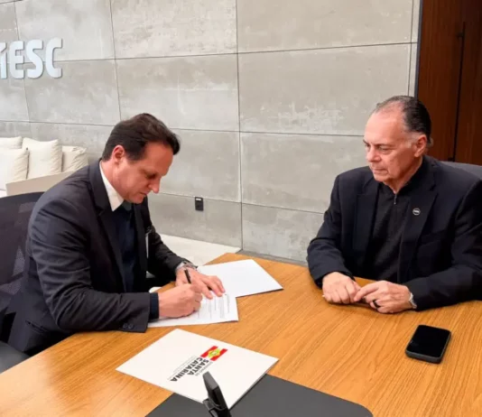 Estado e Fiesc ampliam estudos sobre transição energética em SC Secretário Guilherme Dallacosta assina acordo com o presidente da Fiesc, Gilberto Seleme, sobre transição energética em Santa Catarina