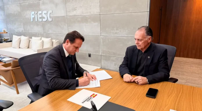 Secretário Guilherme Dallacosta assina acordo com o presidente da Fiesc, Gilberto Seleme, sobre transição energética em Santa Catarina