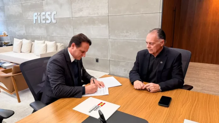 acordo transição energética Secretário Guilherme Dallacosta assina acordo com o presidente da Fiesc, Gilberto Seleme, sobre transição energética em Santa Catarina