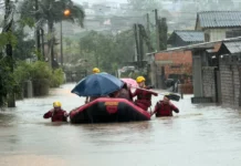 Alagamentos deixam famílias ilhadas e mobilizam bombeiros em Criciúma Bombeiros usam bote para resgatar moradores durante alagamentos em Criciúma.