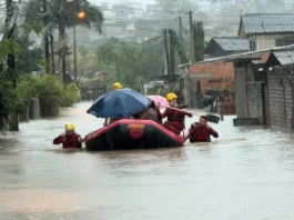 Alagamentos deixam famílias ilhadas e mobilizam bombeiros em Criciúma Bombeiros usam bote para resgatar moradores durante alagamentos em Criciúma.
