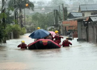 Alagamentos deixam famílias ilhadas e mobilizam bombeiros em Criciúma Bombeiros usam bote para resgatar moradores durante alagamentos em Criciúma.