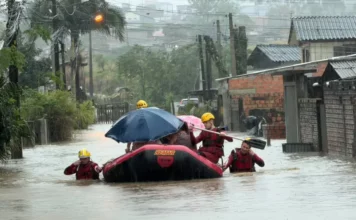 Alagamentos deixam famílias ilhadas e mobilizam bombeiros em Criciúma Bombeiros usam bote para resgatar moradores durante alagamentos em Criciúma.