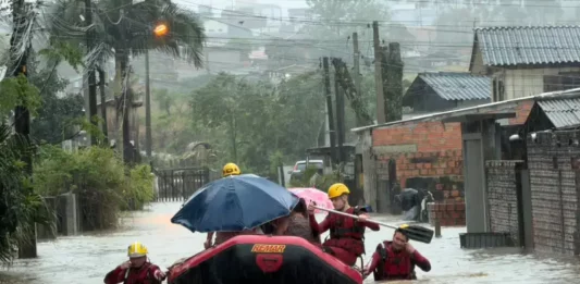 Alagamentos deixam famílias ilhadas e mobilizam bombeiros em Criciúma Bombeiros usam bote para resgatar moradores durante alagamentos em Criciúma.