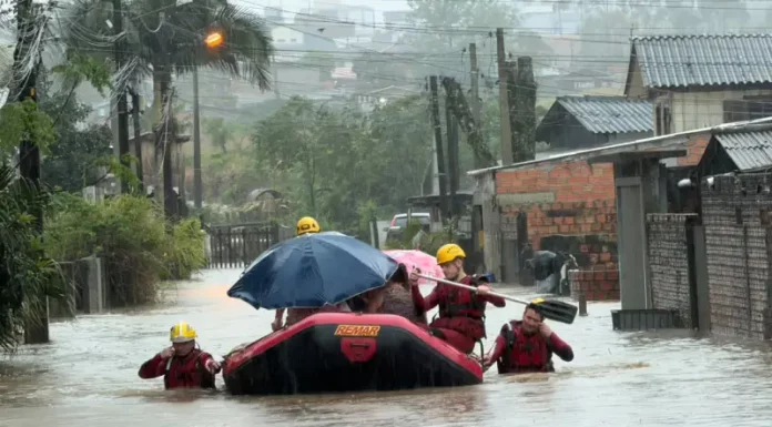Alagamentos deixam famílias ilhadas e mobilizam bombeiros em Criciúma Bombeiros usam bote para resgatar moradores durante alagamentos em Criciúma.