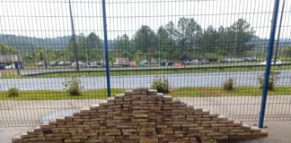 Pacotes de cocaína apreendidos durante ação policial são exibidos após operação que encontrou 521 quilos da droga em Santa Catarina e São Paulo.
