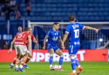 Secadores ligados, futebol catarinense em baixa e mudanças no comando Jogadores de Avaí e Vila Nova durante partida de futebol na Ressacada, em Florianópolis