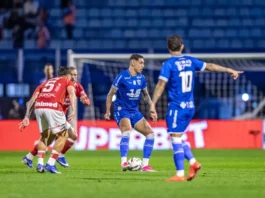 Jogadores de Avaí e Vila Nova durante partida de futebol na Ressacada, em Florianópolis