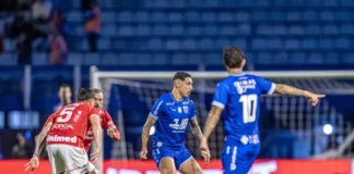 Jogadores de Avaí e Vila Nova durante partida de futebol na Ressacada, em Florianópolis