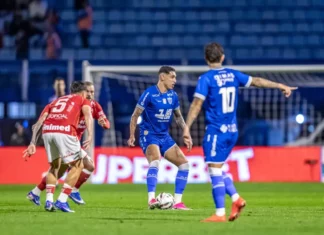 Jogadores de Avaí e Vila Nova durante partida de futebol na Ressacada, em Florianópolis
