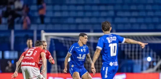 Secadores ligados, futebol catarinense em baixa e mudanças no comando Jogadores de Avaí e Vila Nova durante partida de futebol na Ressacada, em Florianópolis
