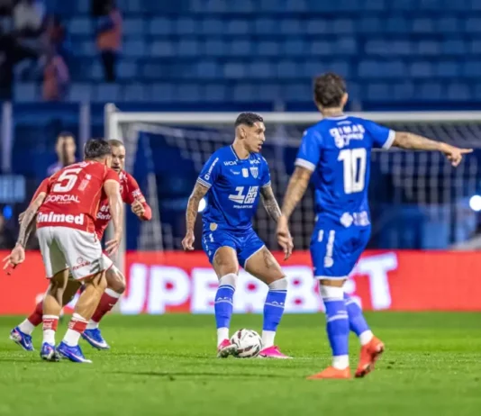 Jogadores de Avaí e Vila Nova durante partida de futebol na Ressacada, em Florianópolis