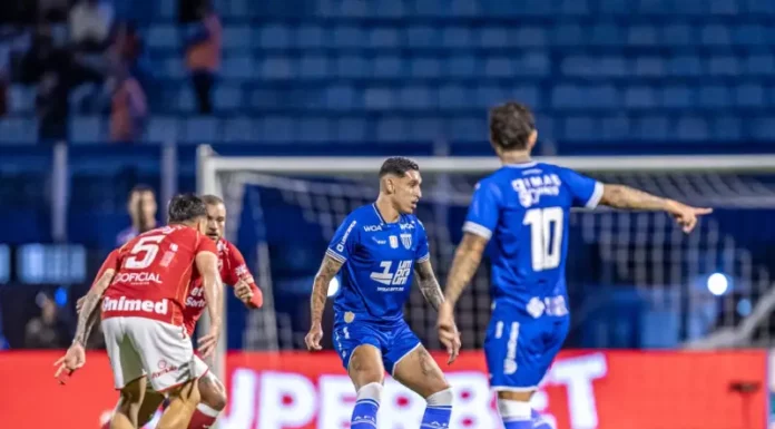 Jogadores de Avaí e Vila Nova durante partida de futebol na Ressacada, em Florianópolis
