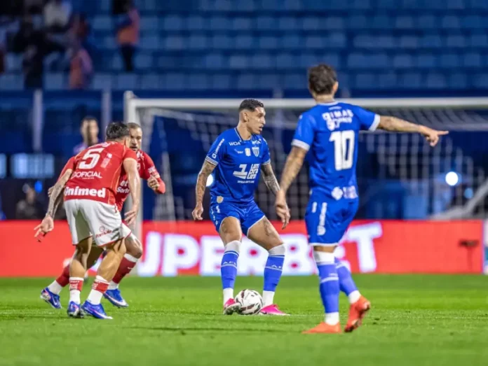 Jogadores de Avaí e Vila Nova durante partida de futebol na Ressacada, em Florianópolis