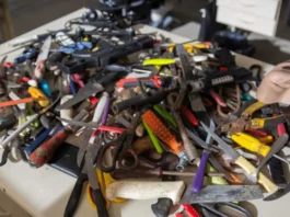 Bora Acordar retira cerca de 4 mil facas e objetos cortantes das ruas de São José Objetos cortantes, facas e ferramentas recolhidos durante ações do programa Bora Acordar em São José